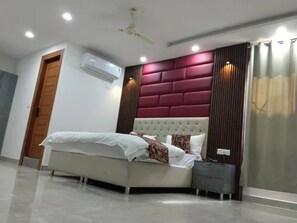 Egyptian cotton sheets, premium bedding, in-room safe, free WiFi - Fabhotel Royal Palace Peera Garhi (New Delhi)