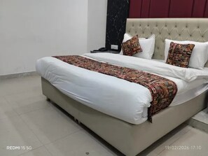 Deluxe Room | Egyptian cotton sheets, premium bedding, in-room safe, free WiFi - Fabhotel Royal Palace Peera Garhi (New Delhi)