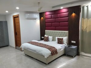 Egyptian cotton sheets, premium bedding, in-room safe, free WiFi - Fabhotel Royal Palace Peera Garhi (New Delhi)