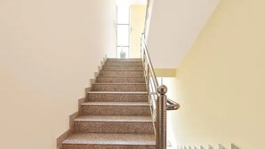 Una escalera con barandilla que lleva a un piso superior.