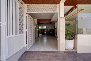 Property entrance - Fabhotel Global Stay (Bengaluru)