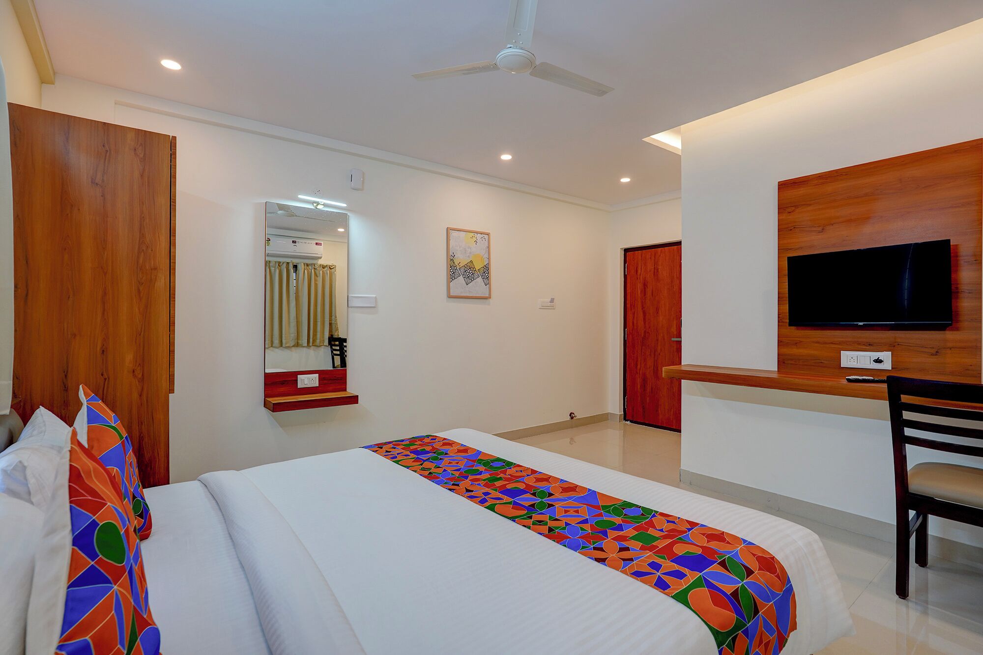 ملاءات من القطن المصري وأغطية فراش متميزة وخزنة داخل الغرفة