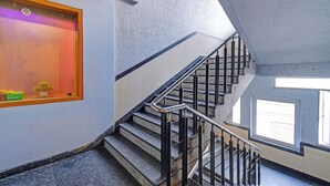 Una scala con ringhiere in metallo e una finestra sulla destra.