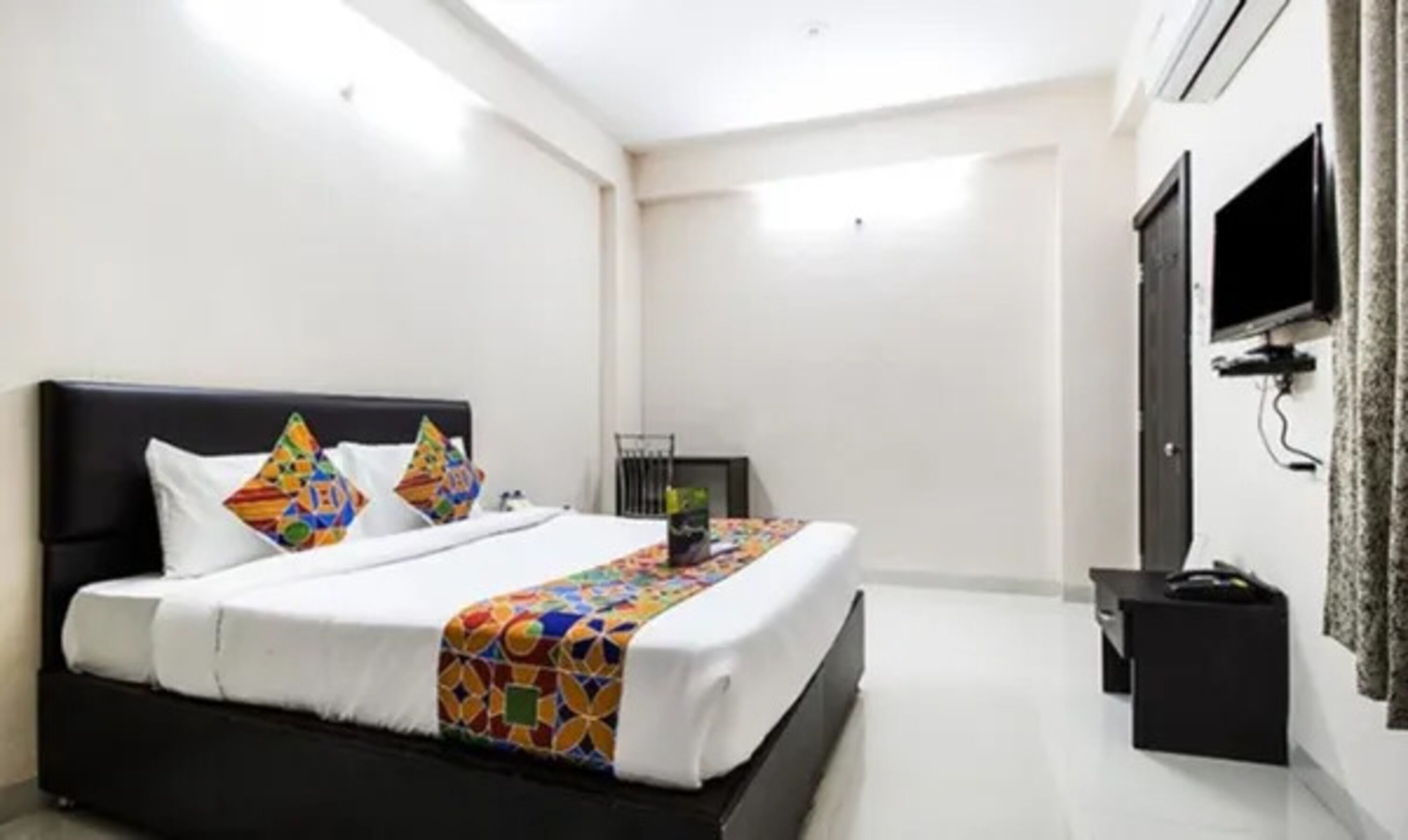 Egyptian cotton sheets, premium bedding, in-room safe, free WiFi