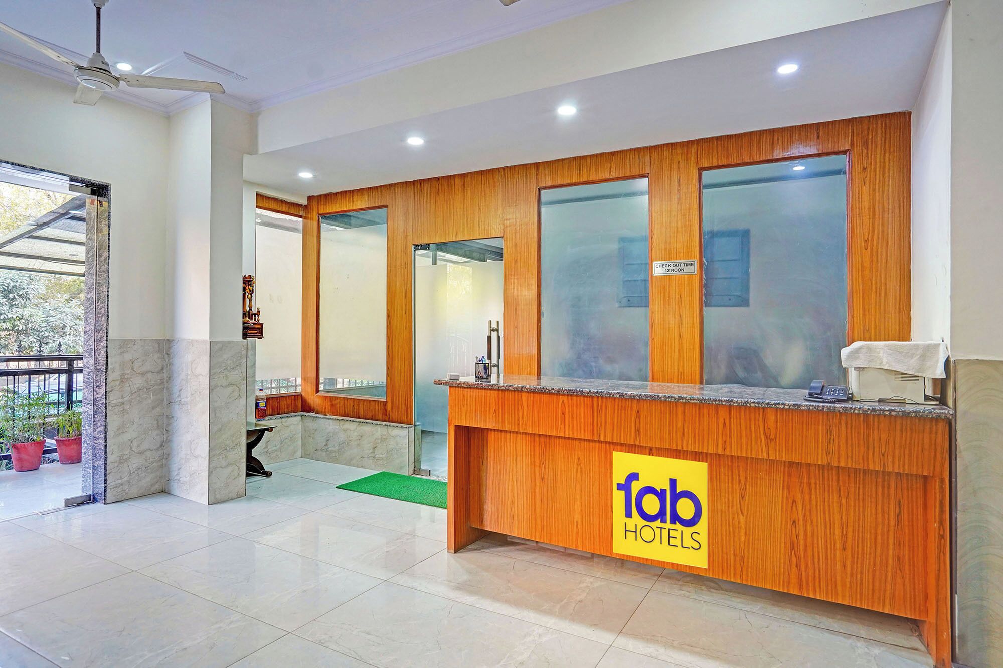 Quầy tiếp tân