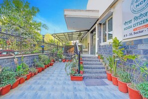 Property entrance - Fabhotel Hm Residency (Noida)