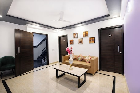 Lobby. Fabhotel White House Residency