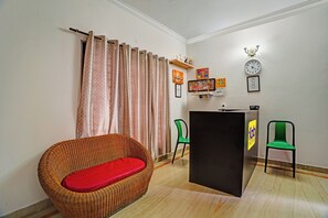 Living area - Fabhotel Nayana Square (Chennai)