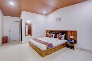 Egyptian cotton sheets, premium bedding, in-room safe, free WiFi - Fabhotel Green Crystal (Mahabaleshwar)
