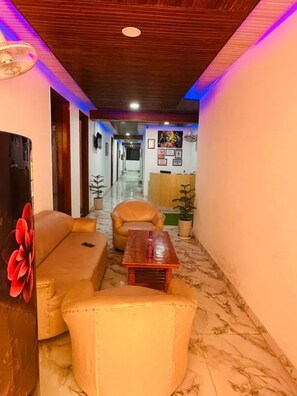 Lobby sitting area - Fabhotel Yatri Inn (Noida)