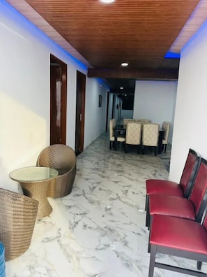 Área de estar no saguão