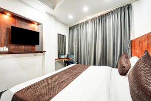 Egyptian cotton sheets, premium bedding, in-room safe, free WiFi - Fabhotel Sr Stay (New Delhi)