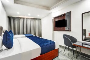 A modern hotel room with a bed, a desk, and a TV. - Fabhotel Sr Stay (New Delhi)