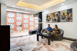 Lobby sitting area - Fabhotel Sr Stay (New Delhi)