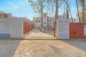 Property entrance - Fabhotel Park Palace (Bakshi Ka Talab)