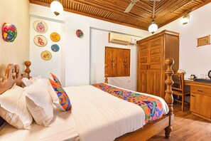 Egyptian cotton sheets, premium bedding, in-room safe, free WiFi