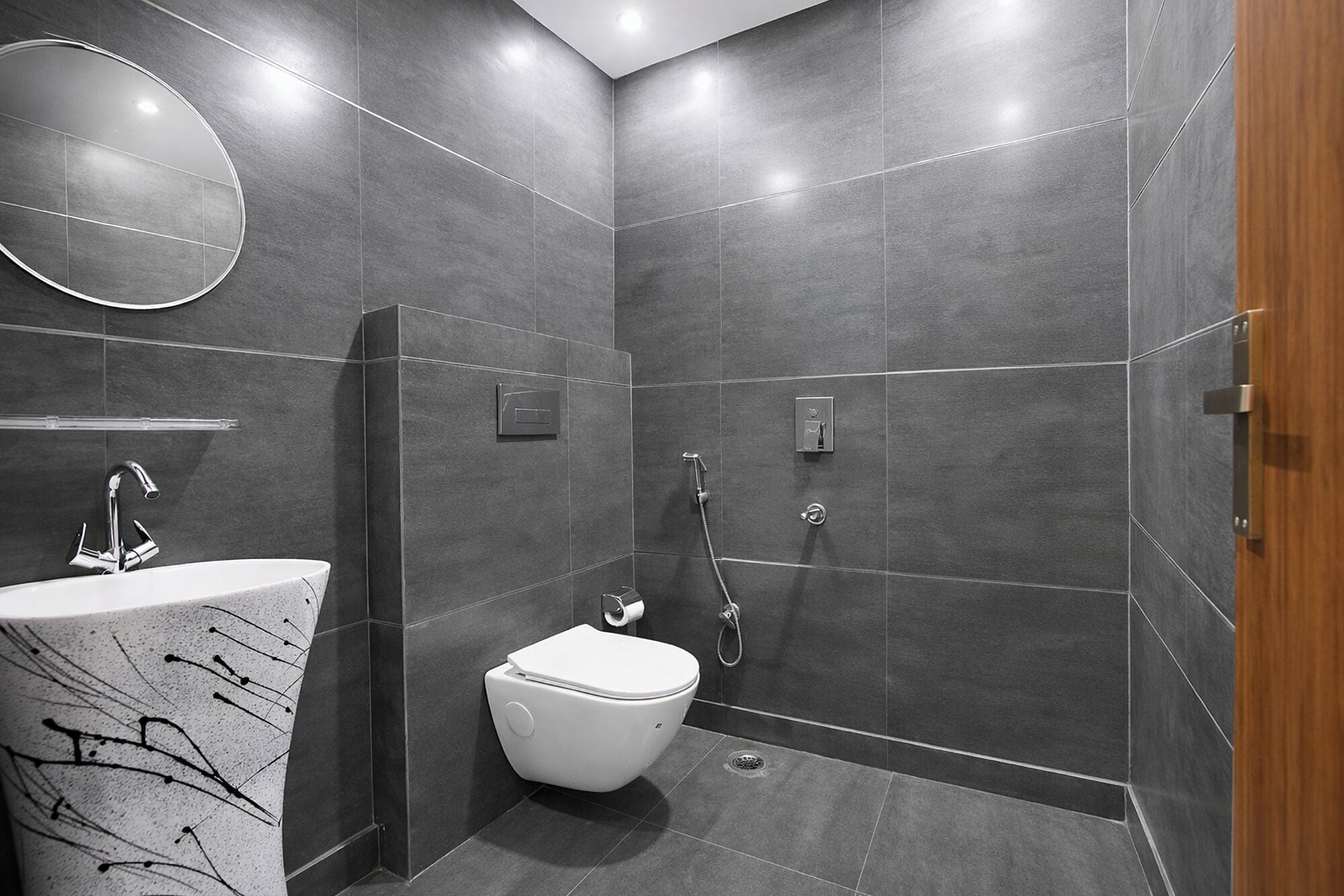 Shower, rainfall showerhead, free toiletries, towels
