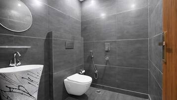 Shower, rainfall showerhead, free toiletries, towels