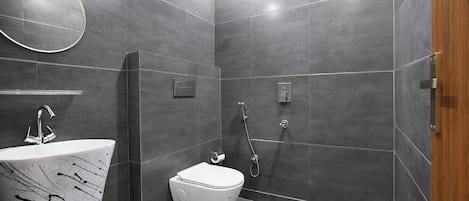 Shower, rainfall showerhead, free toiletries, towels