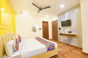 Egyptian cotton sheets, premium bedding, in-room safe, free WiFi - Fabhotel Grand Victory (New Delhi)