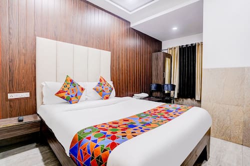 Egyptian cotton sheets, premium bedding, in-room safe, free WiFi