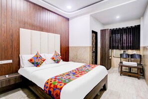 Egyptian cotton sheets, premium bedding, in-room safe, free WiFi - Fabhotel Sankalp Inn (Navi Mumbai)