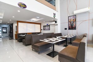 Restaurant - Fabhotel The Backyard Bowl (Sanwer)