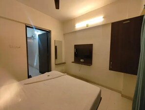 Egyptian cotton sheets, premium bedding, in-room safe, free WiFi - Fabhotel Ar Residency I (Pune)