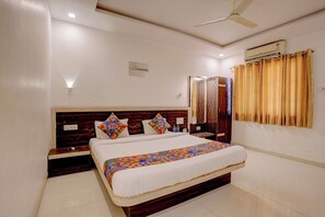 Egyptian cotton sheets, premium bedding, in-room safe, free WiFi - Fabhotel Ar Residency I (Pune)