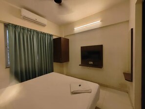 Egyptian cotton sheets, premium bedding, in-room safe, free WiFi - Fabhotel Ar Residency I (Pune)