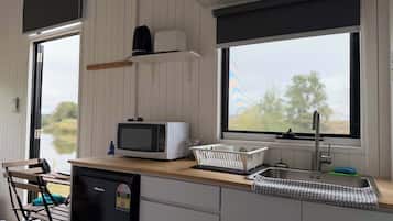 Réfrigérateur, four à micro-ondes, surface de cuisson