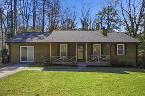 Exterior - 6 mi to Stone Mountain Park – Cozy Family Retreat (Snellville)