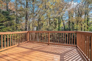 Property grounds - 6 mi to Stone Mountain Park – Cozy Family Retreat (Snellville)