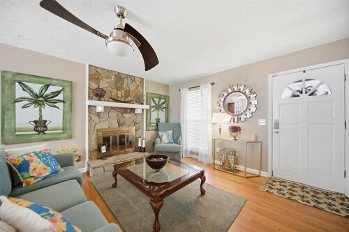 6 mi to Stone Mountain Park – Cozy Family Retreat