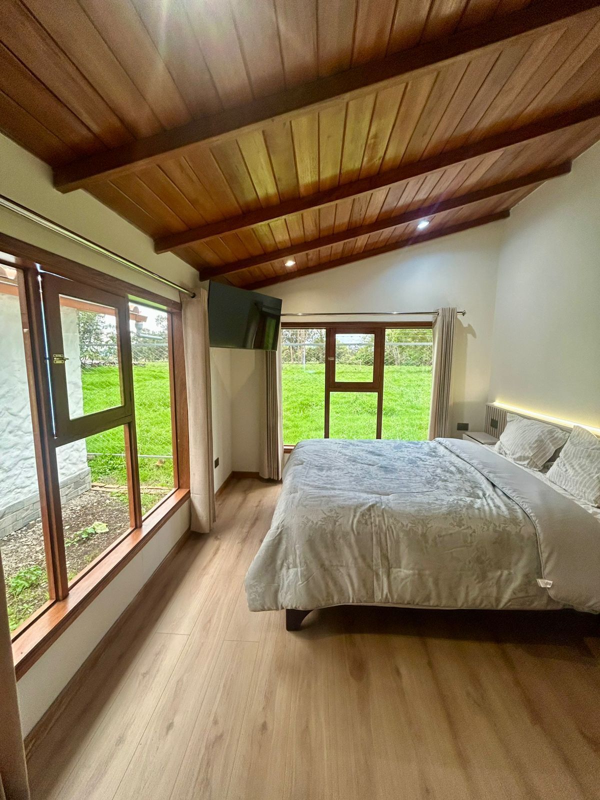 2 bedrooms, iron/ironing board, internet, bed sheets
