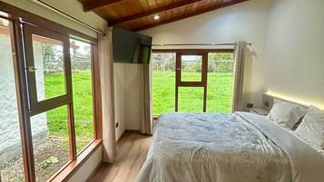 2 bedrooms, iron/ironing board, internet, bed sheets