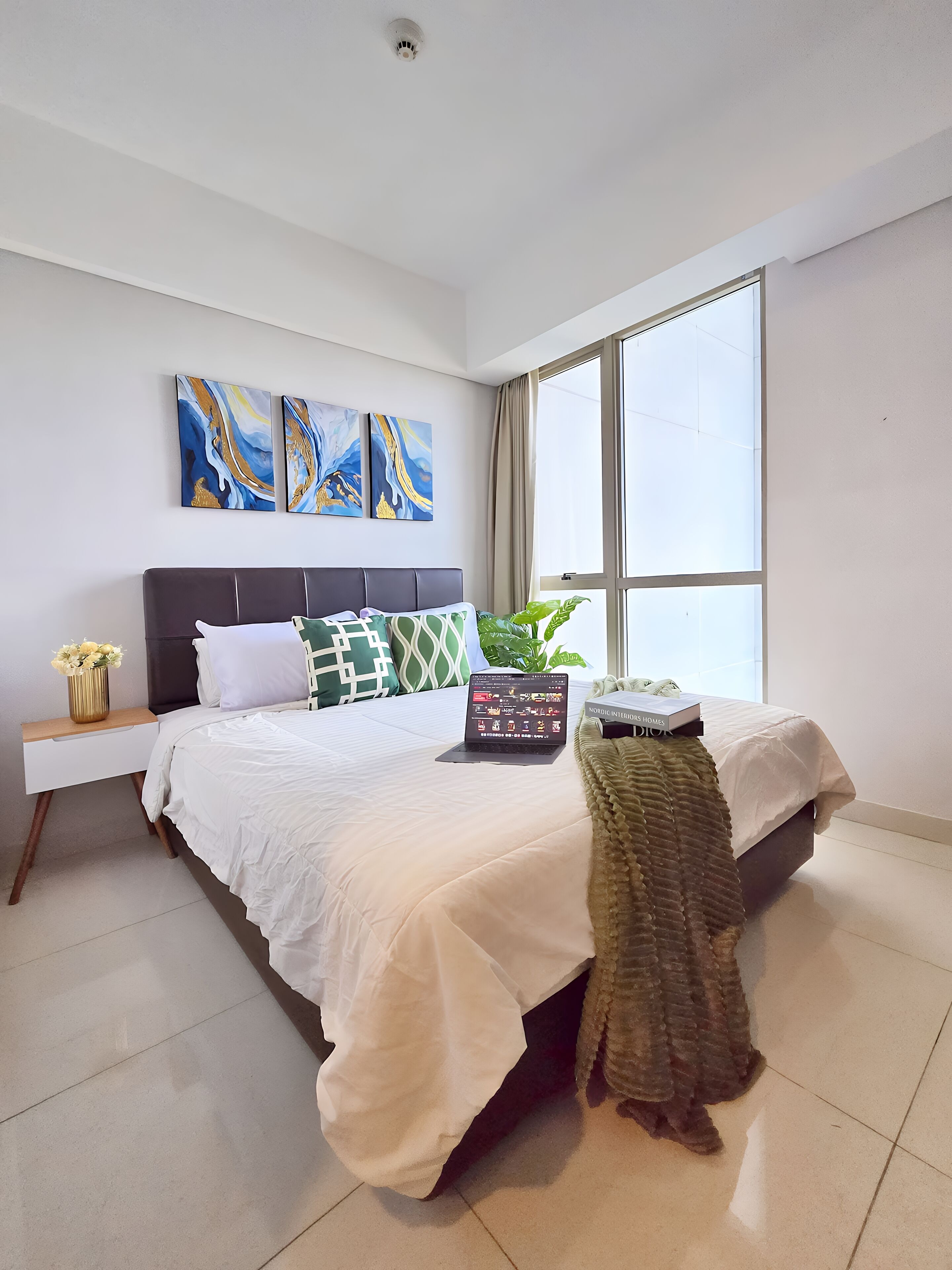 Escritorio, tabla de planchar con plancha y wifi gratis 