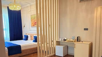 Deluxe tweepersoonskamer | Een kluis op de kamer, verduisterende gordijnen, geluiddichte muren