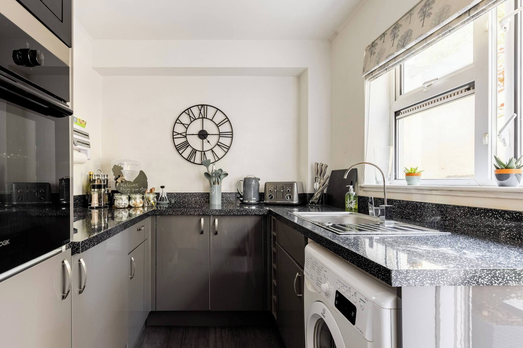 Coffee/tea maker, fridge, microwave, oven