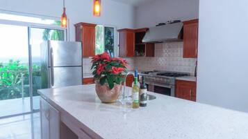 Refrigerador, microondas, horno, placa de cocina