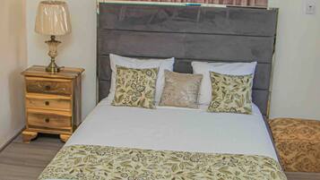 Tabla de planchar con plancha, acceso a internet y ropa de cama