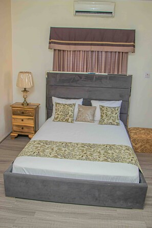 Tabla de planchar con plancha, acceso a internet y ropa de cama 