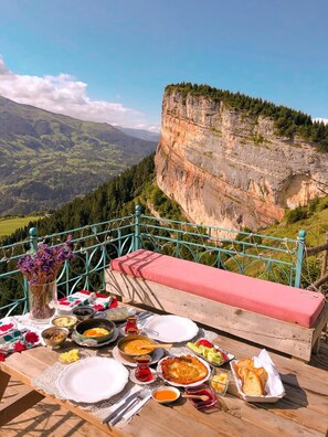Outdoor dining - Kayaüstü Dağ Evi (Duzkoy)
