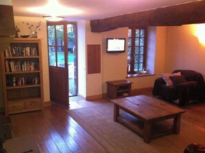 TV - French Cottage in the heart of history (Landivy)