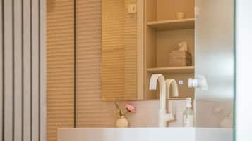 Suite – classic | Bad | Dusj, toalettartikler (inkludert), hårføner og tøfler