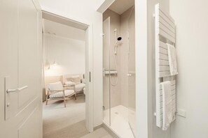 Douche, articles de toilette gratuits, sèche-cheveux, chaussons