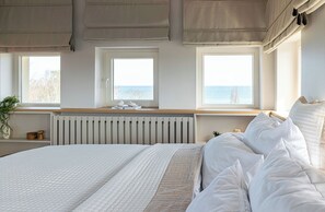 Suite Premier, 1 habitación, no fumadores, vistas al mar | Caja fuerte, escritorio, espacio para trabajar con un portátil