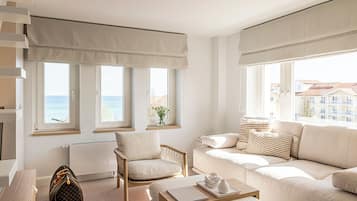 Suite « Premier », 1 chambre, non-fumeurs, vue mer | Coin séjour