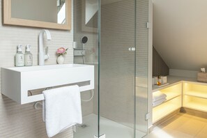 Premier Suite, 1 Bedroom, Non Smoking, Sea View | Bathroom | Shower, free toiletries, hair dryer, slippers - Villa Astoria Kühlungsborn (Kuehlungsborn)