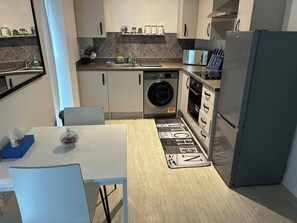 Refrigerador, microondas, horno y parrilla de estufa 